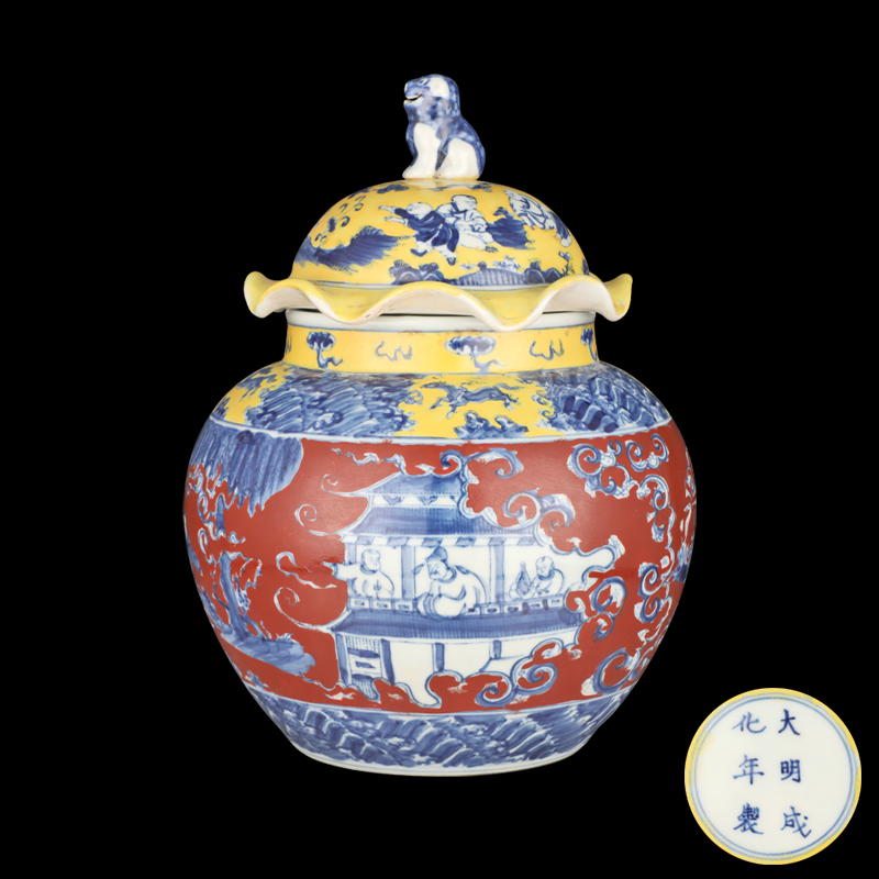 大明成化年制款黄地红釉青花人物故事纹兽钮盖罐