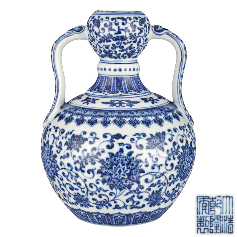 大清乾隆年制款青花缠枝莲纹如意绶带瓶