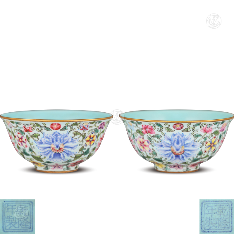 乾隆年制款粉彩加珐琅彩松石绿地缠枝莲纹碗一对