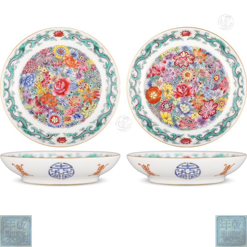 乾隆年制款粉彩百花不露地龙纹万寿小盘一对