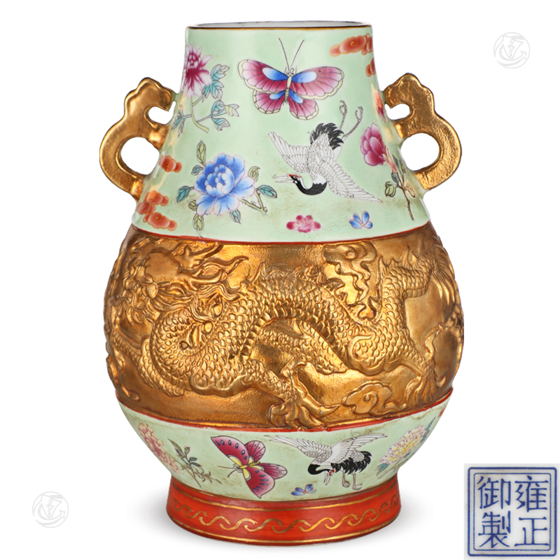 乾隆年制款描金粉彩双耳尊