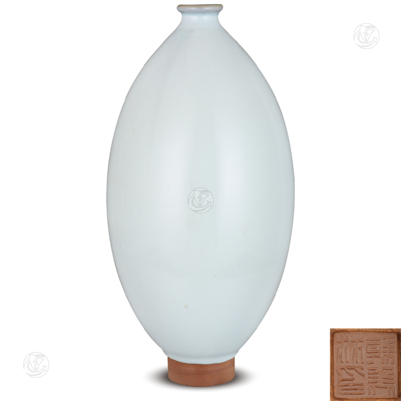韩美林制款 月白釉橄榄瓶