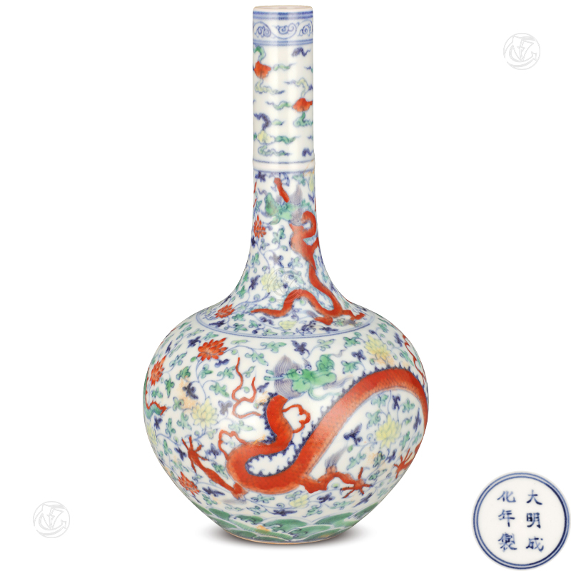 大明成化年制款斗彩龙纹长颈瓶
