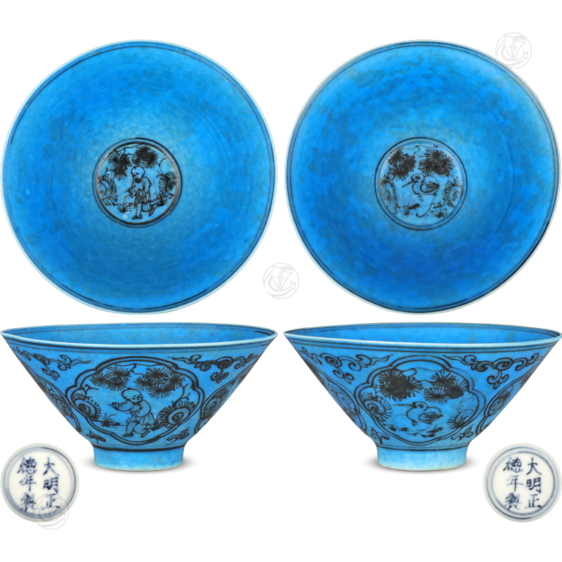 大明正德年制款蓝地墨彩斗笠碗 （1对）