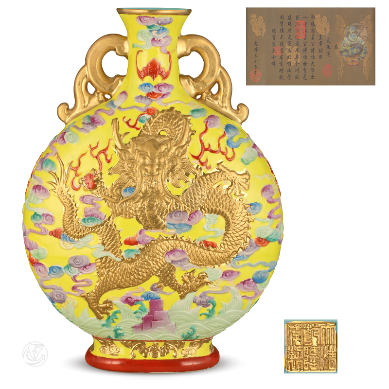大清乾隆年制款珐琅彩龙纹雕瓷抱月瓶