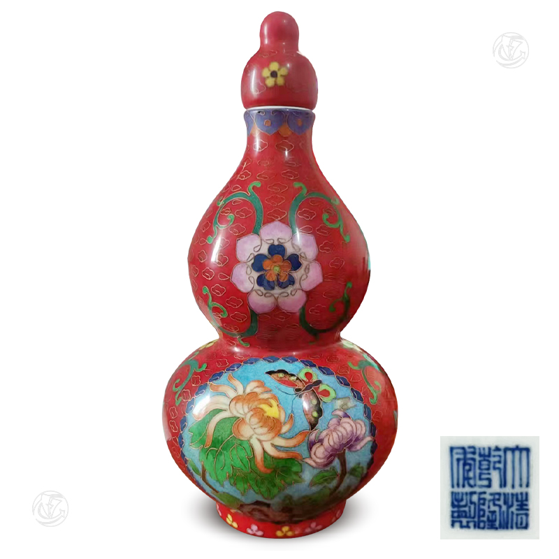 大清乾隆年制款瓷胎红地掐丝珐琅彩花蝶纹葫芦瓶